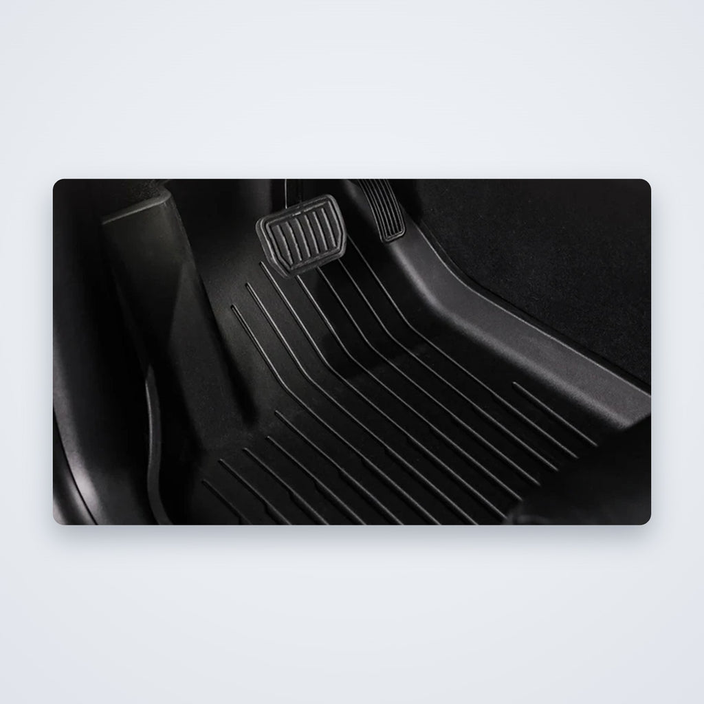 3D-Fußmatte im Fahrerfußraum des Tesla Model Y – Detailansicht
